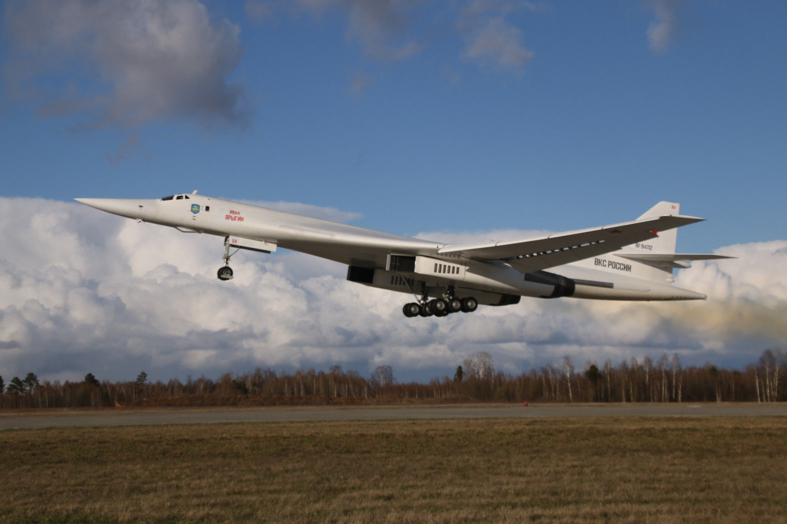 Ту 160 сверхзвуковой характеристики. Ту-160 белый лебедь. Стратегический сверхзвуковой ракетоносец-бомбардировщик ту-160. Стратегический бомбардировщик ту-160 белый лебедь. Ту-160м2.
